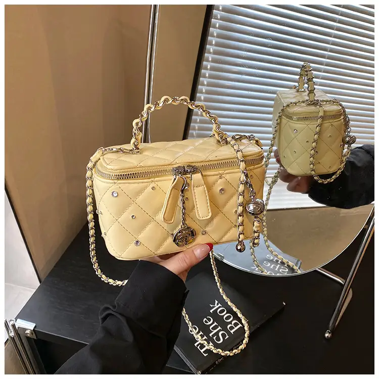 Trendy Quilted Chain Shoulder Bag for Women - Image 2