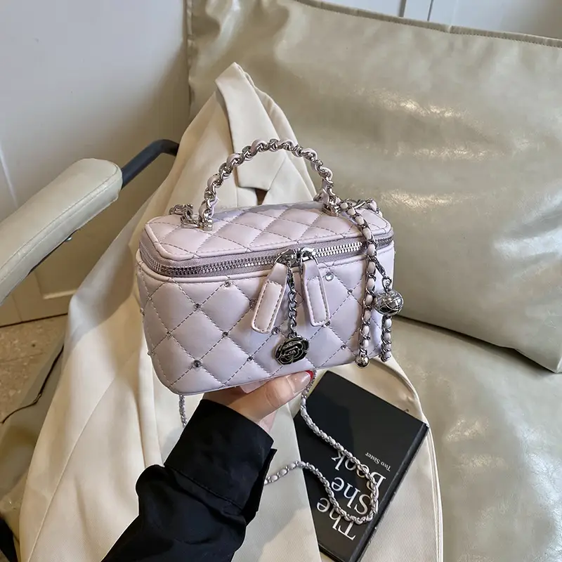 Trendy Quilted Chain Shoulder Bag for Women - Image 3