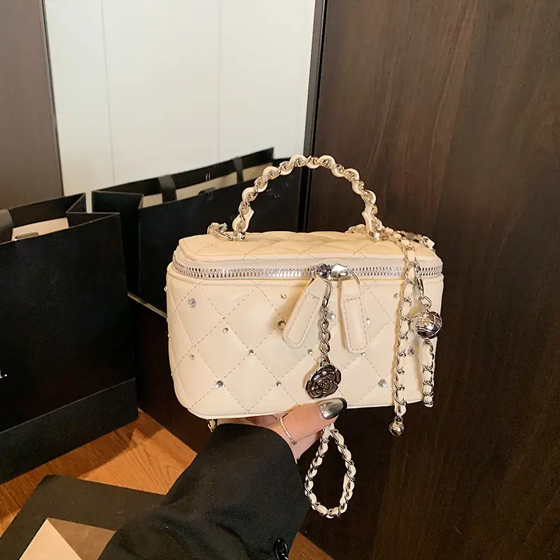 Trendy Quilted Chain Shoulder Bag for Women - Image 4