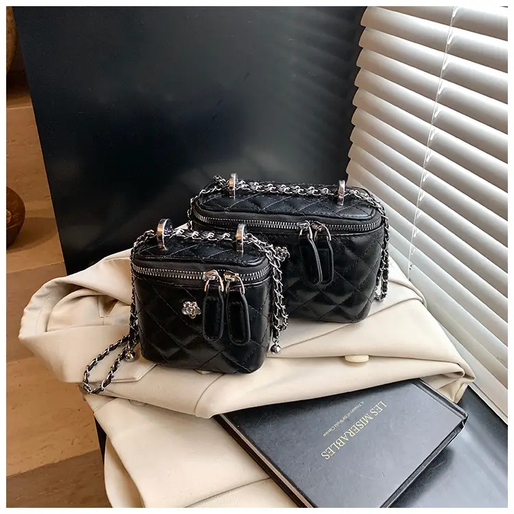 Diamond Chain Crossbody Bag Women Spring Summer 2025 — feature 15