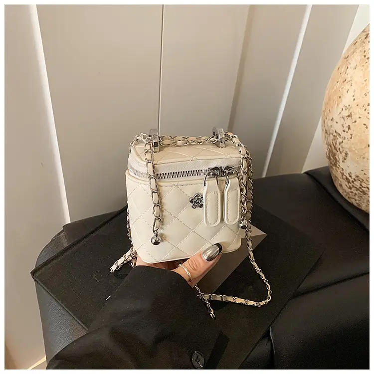 Diamond Chain Crossbody Bag Women Spring Summer 2025 — feature 16