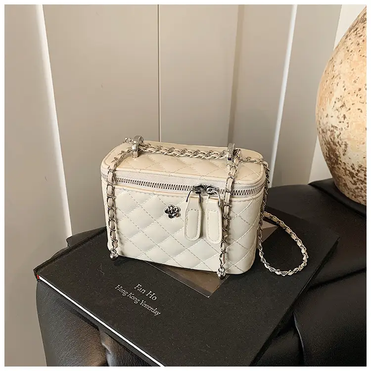Diamond Chain Crossbody Bag Women Spring Summer 2025 — feature 17