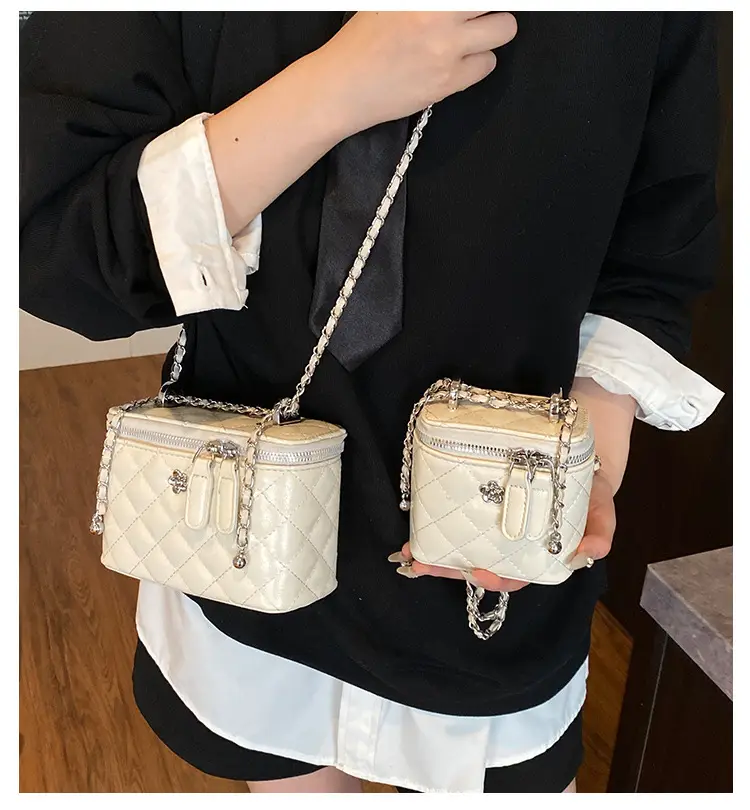 Diamond Chain Crossbody Bag Women Spring Summer 2025 — feature 2