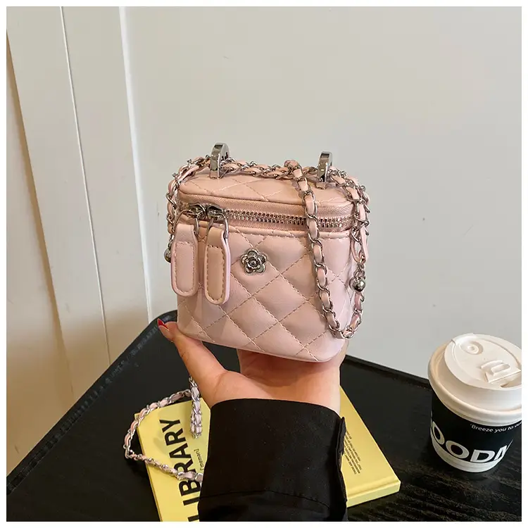 Diamond Chain Crossbody Bag Women Spring Summer 2025 — feature 20