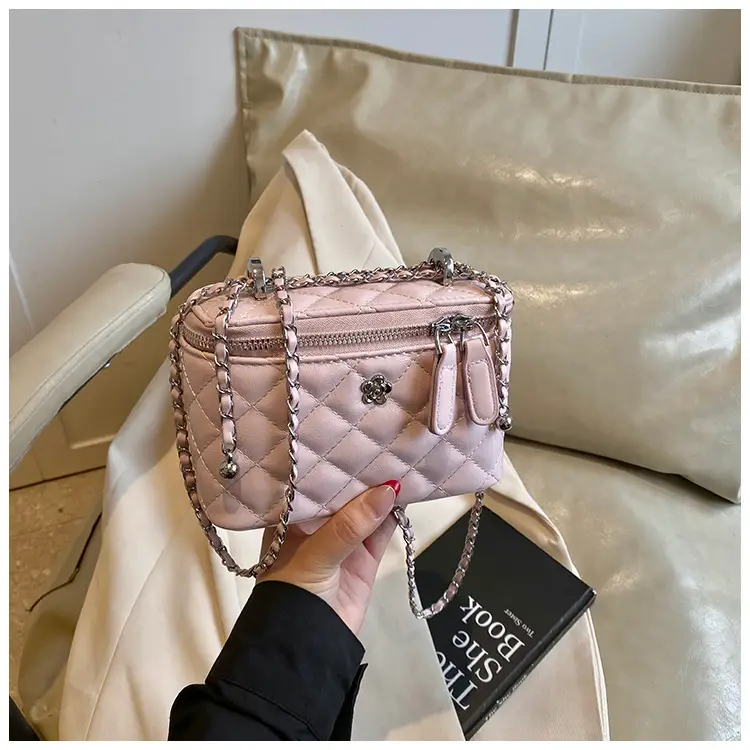 Diamond Chain Crossbody Bag Women Spring Summer 2025 — feature 21