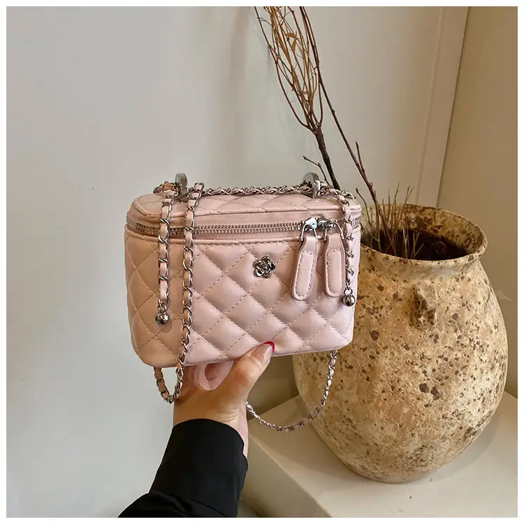 Diamond Chain Crossbody Bag Women Spring Summer 2025 — feature 22