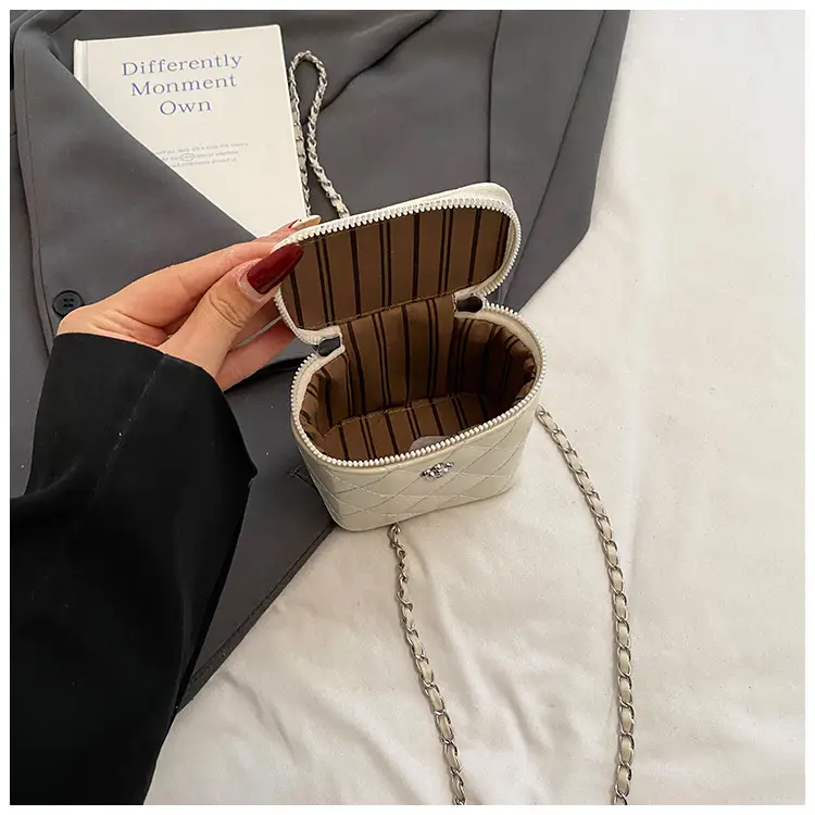 Diamond Chain Crossbody Bag Women Spring Summer 2025 — feature 6
