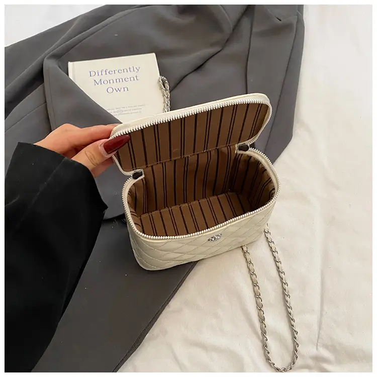 Diamond Chain Crossbody Bag Women Spring Summer 2025 — feature 7