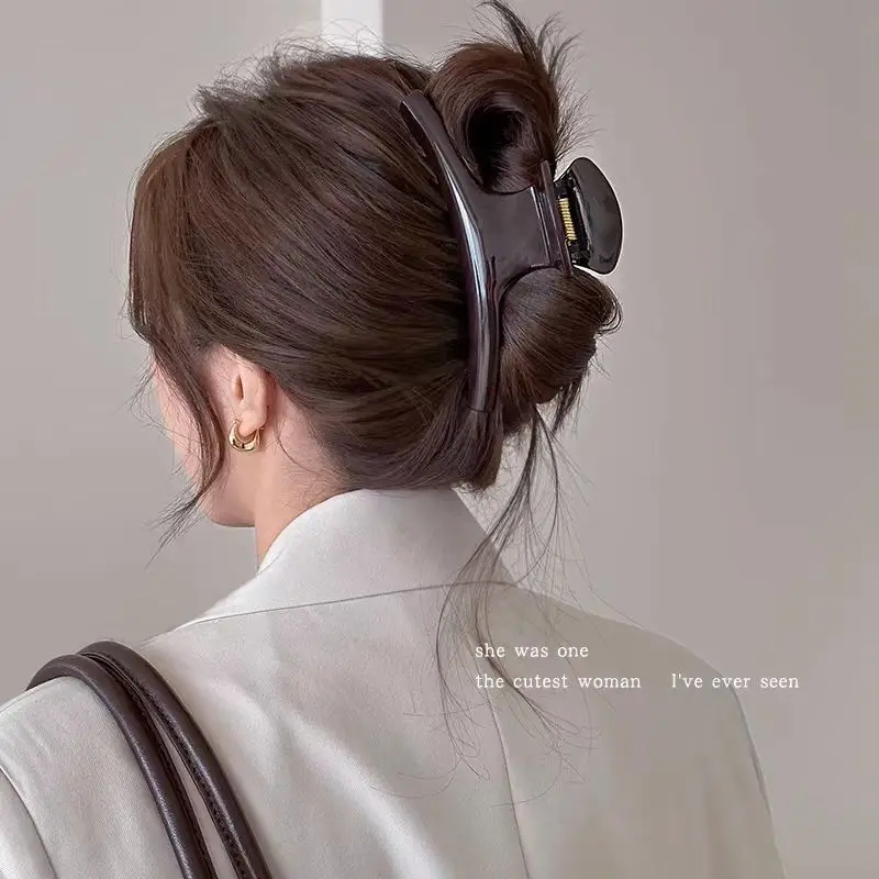 French-Style Oversized Curved Hair Clip for Women — feature 1