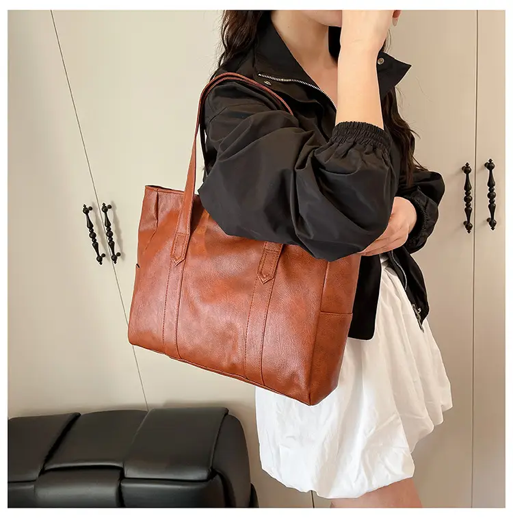 Red Leather Vintage Shoulder Bag Large Capacity 2025 — feature 23