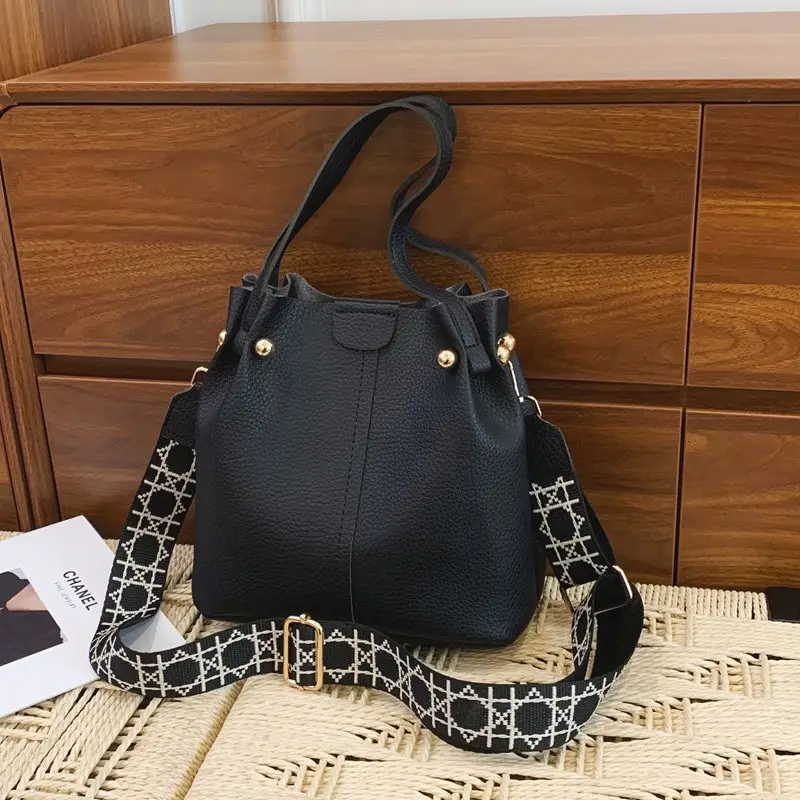 Black Korean Textured Shoulder Bag for Women - Image 5
