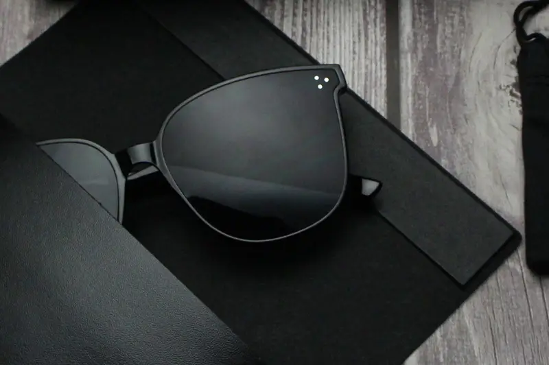 New Polarized Sunglasses with 3-Point Stud Design β feature 3