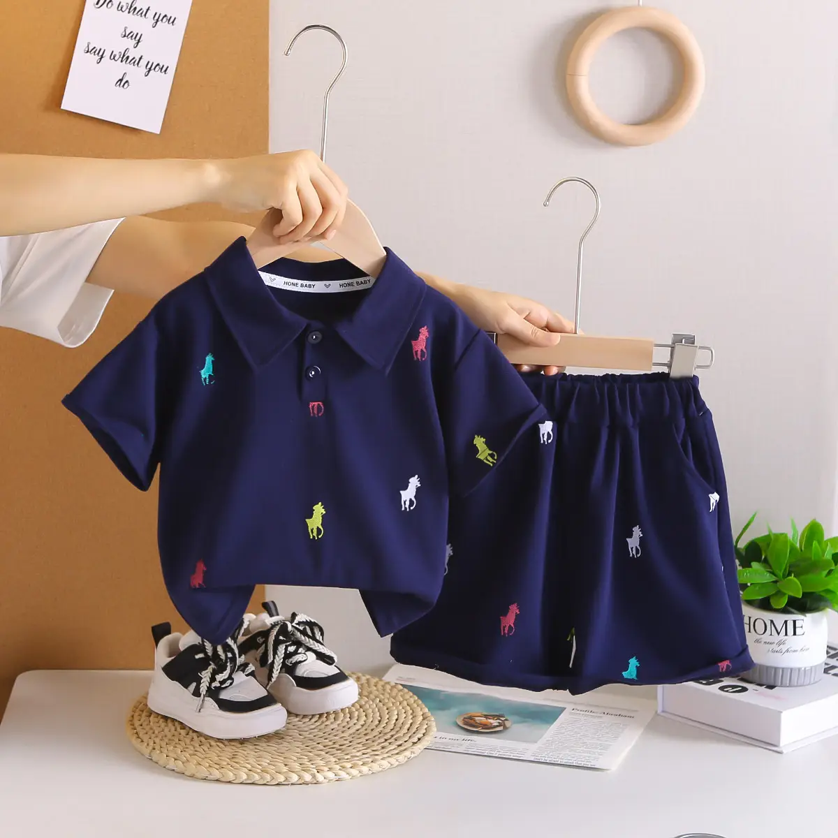 Boys' White Printed Short Sleeve T-Shirt Shorts Set 2025 — feature 2