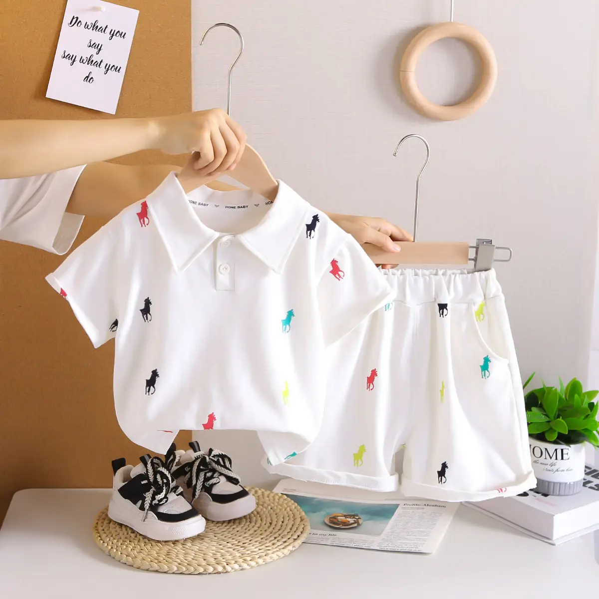 Boys' White Printed Short Sleeve T-Shirt Shorts Set 2025 — feature 3