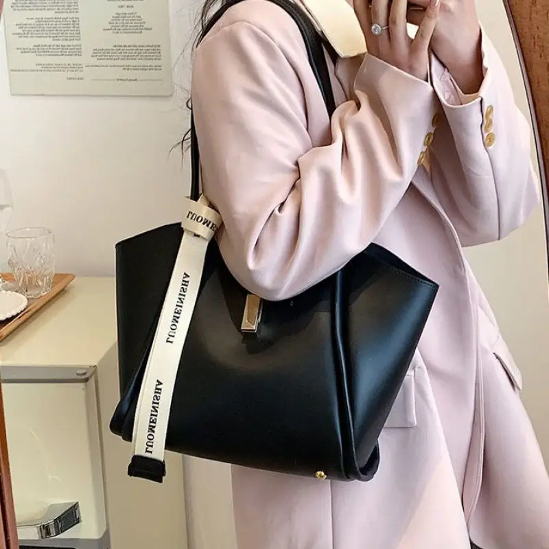 Large Capacity Fashionable Tote Bag for Commuting 2024 - Image 8