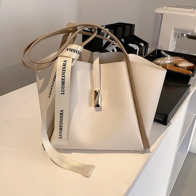 Large Capacity Fashionable Tote Bag for Commuting 2024 - Image 9