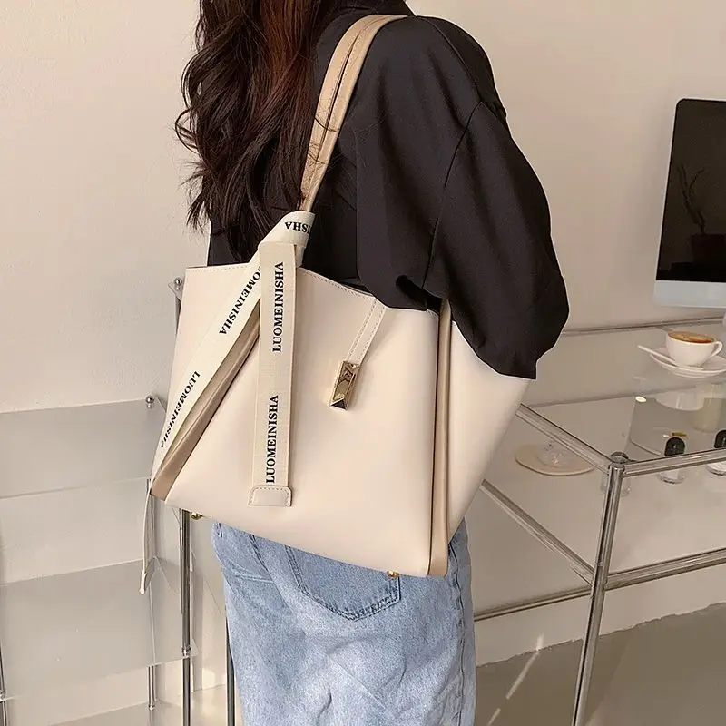 Large Capacity Fashionable Tote Bag for Commuting 2024 - Image 10