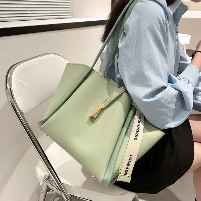 Large Capacity Fashionable Tote Bag for Commuting 2024 - Image 11