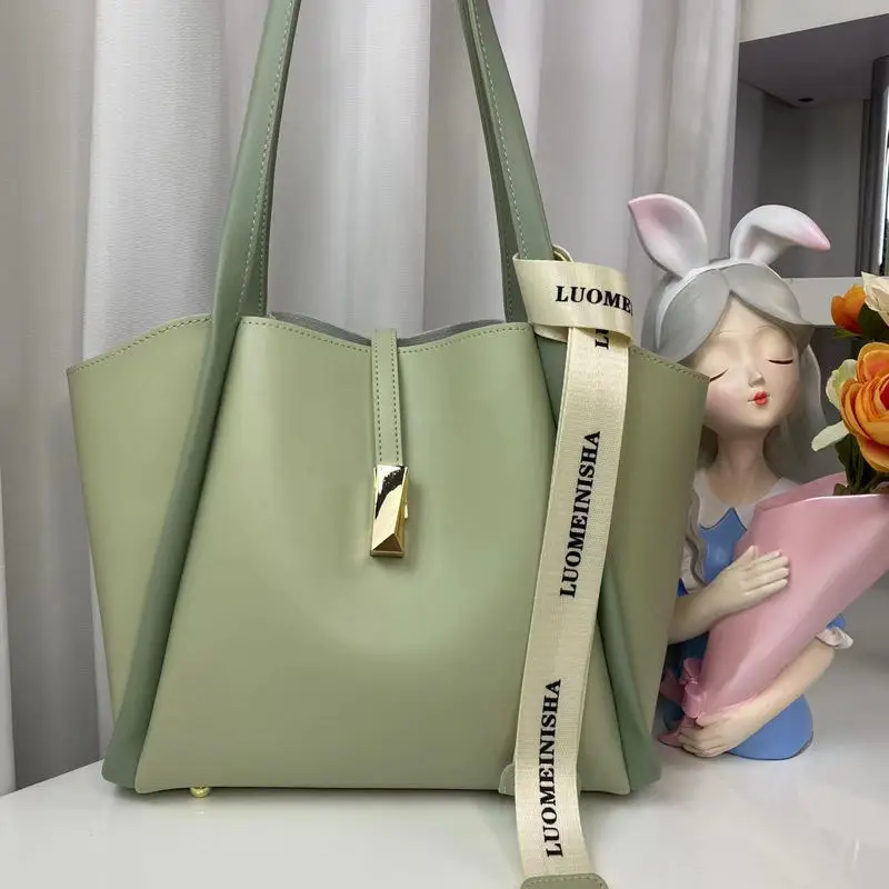 Large Capacity Fashionable Tote Bag for Commuting 2024 - Image 4