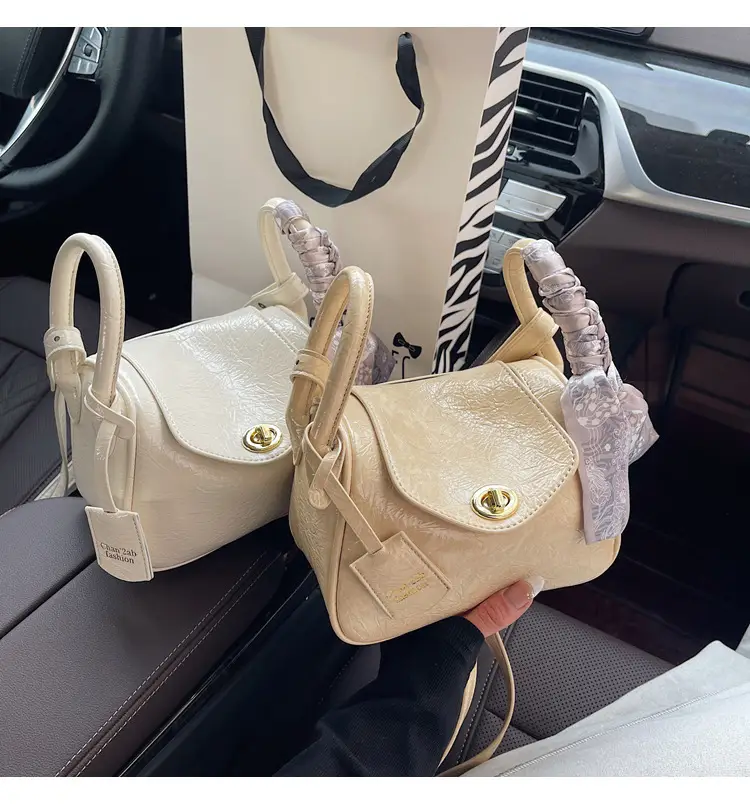 Women's Gold Leather Shoulder Bag 2025 New Trendy — feature 1