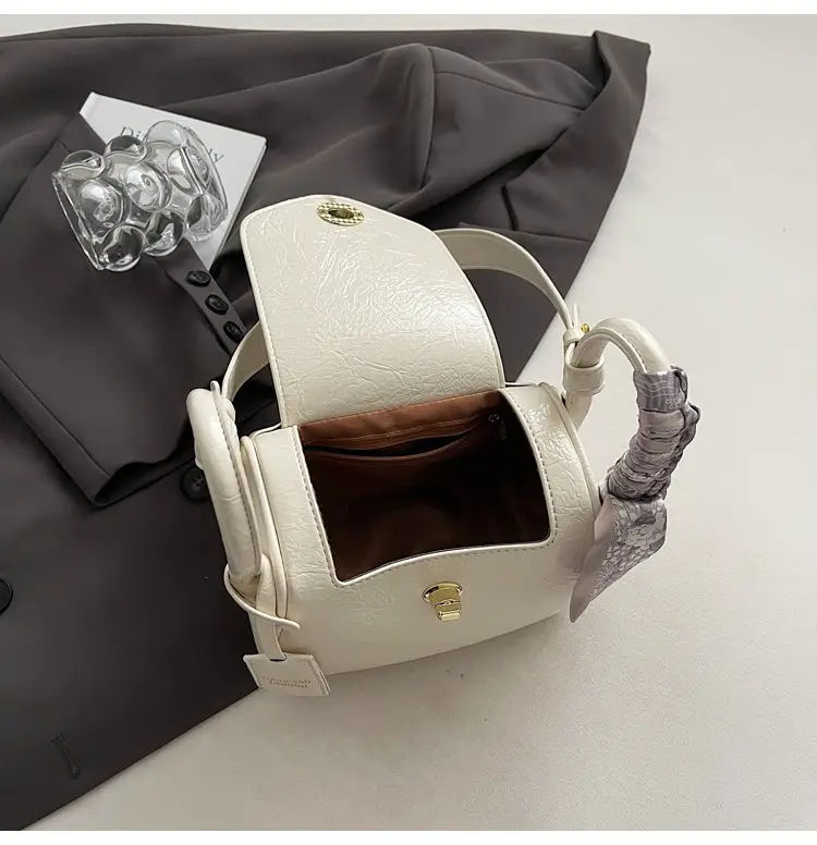 Women's Gold Leather Shoulder Bag 2025 New Trendy — feature 10