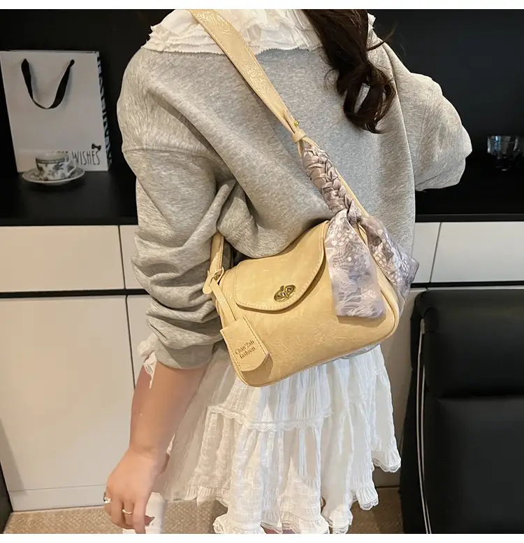 Women's Gold Leather Shoulder Bag 2025 New Trendy — feature 12