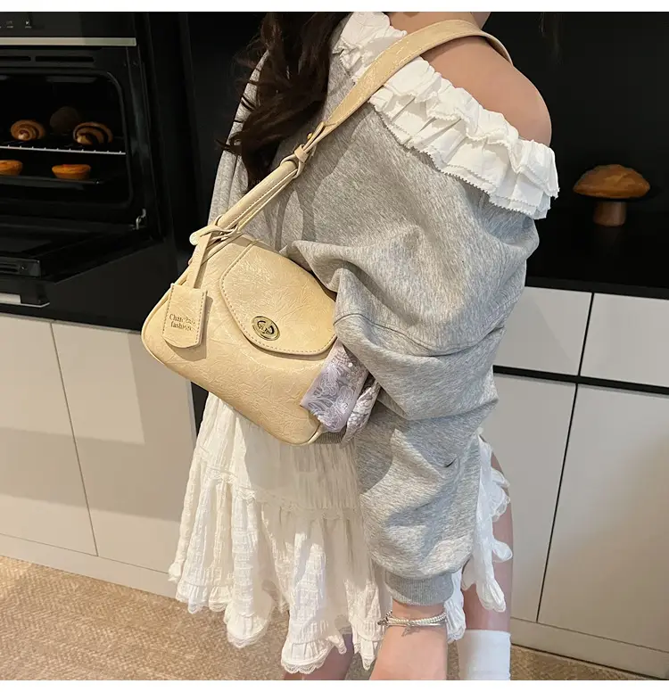 Women's Gold Leather Shoulder Bag 2025 New Trendy — feature 13