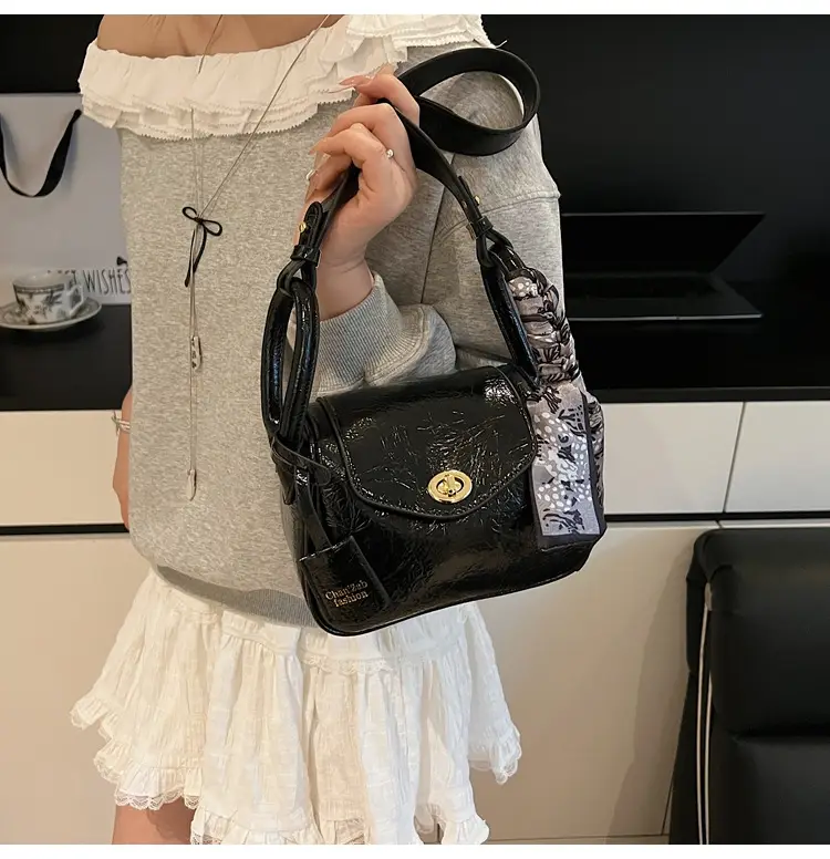 Women's Gold Leather Shoulder Bag 2025 New Trendy — feature 14