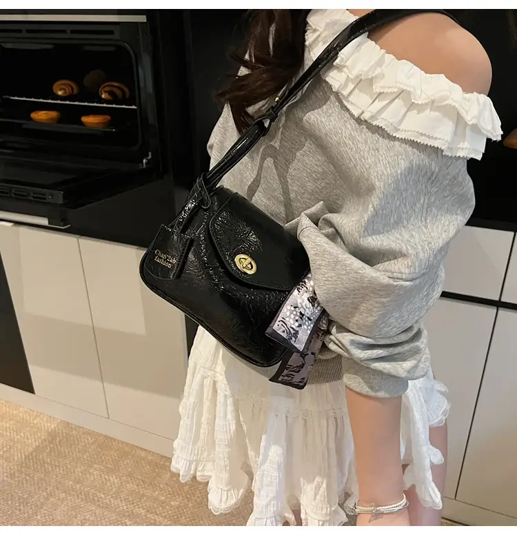 Women's Gold Leather Shoulder Bag 2025 New Trendy — feature 15