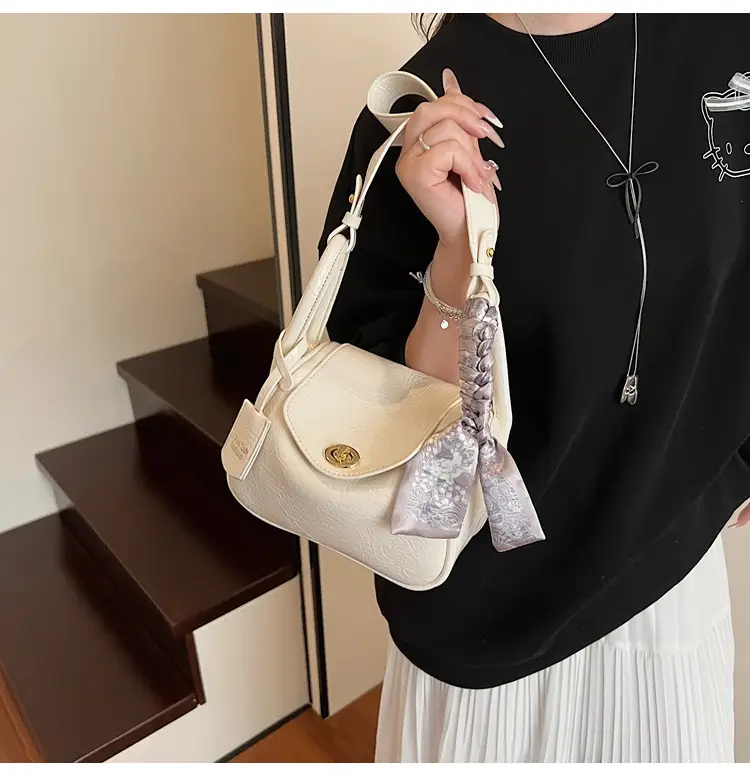 Women's Gold Leather Shoulder Bag 2025 New Trendy — feature 17