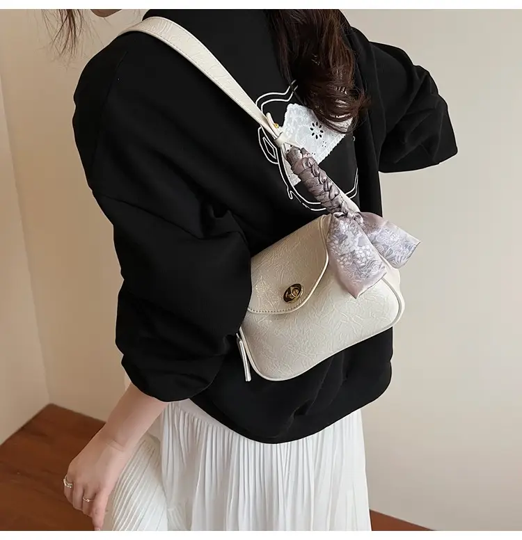 Women's Gold Leather Shoulder Bag 2025 New Trendy — feature 18