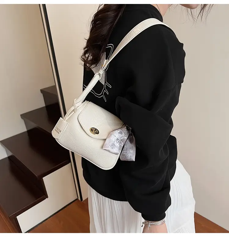 Women's Gold Leather Shoulder Bag 2025 New Trendy — feature 19