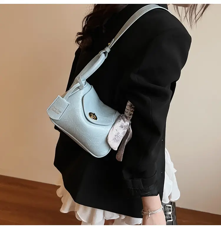 Women's Gold Leather Shoulder Bag 2025 New Trendy — feature 24
