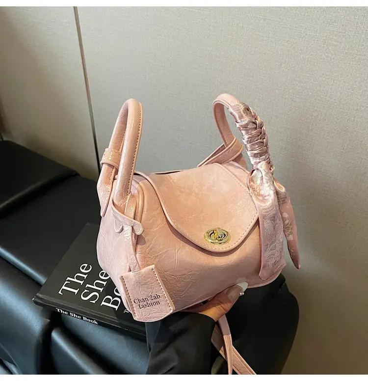 Women's Gold Leather Shoulder Bag 2025 New Trendy — feature 26