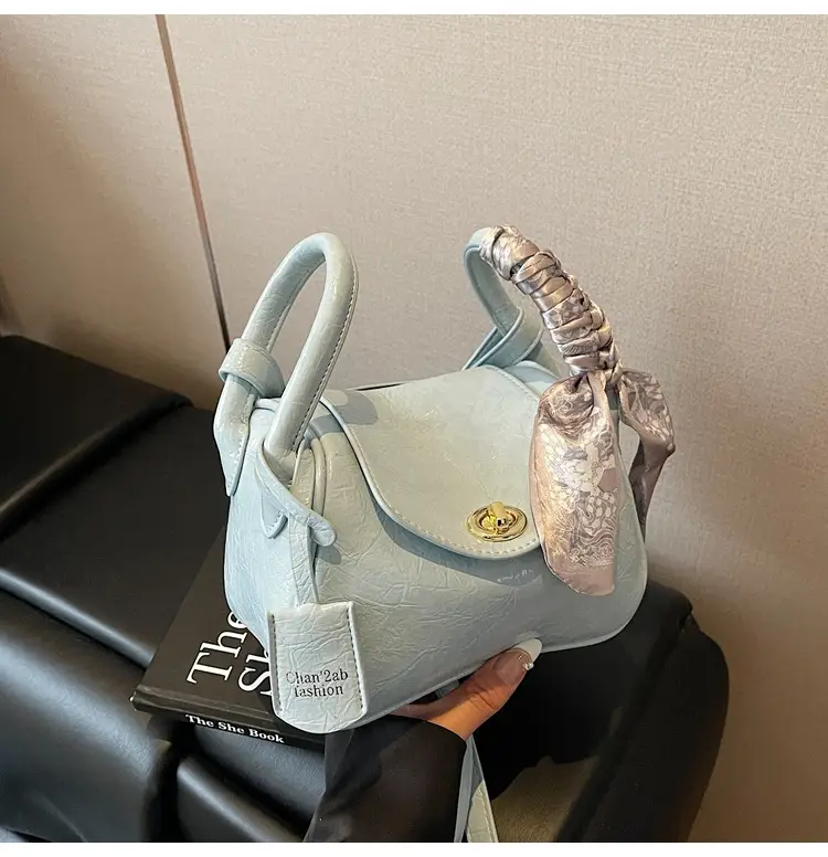 Women's Gold Leather Shoulder Bag 2025 New Trendy — feature 29