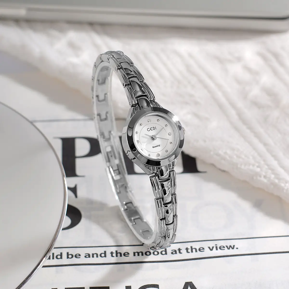 Gold Alloy Bracelet Watch with High-End Diamonds for Women