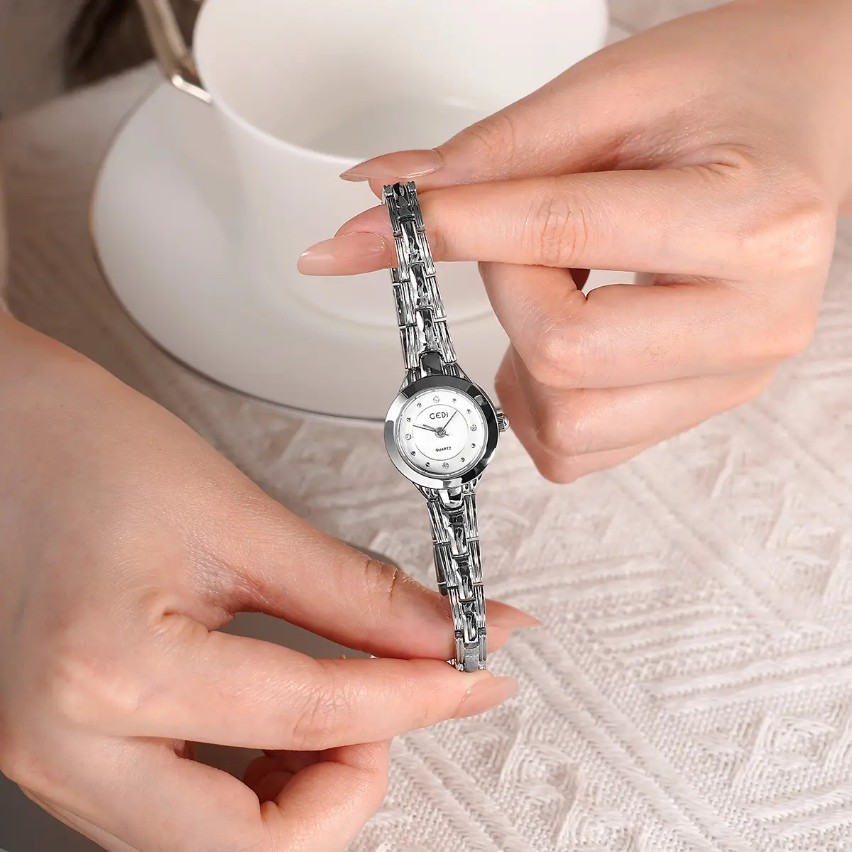 Gold Alloy Bracelet Watch with High-End Diamonds for Women