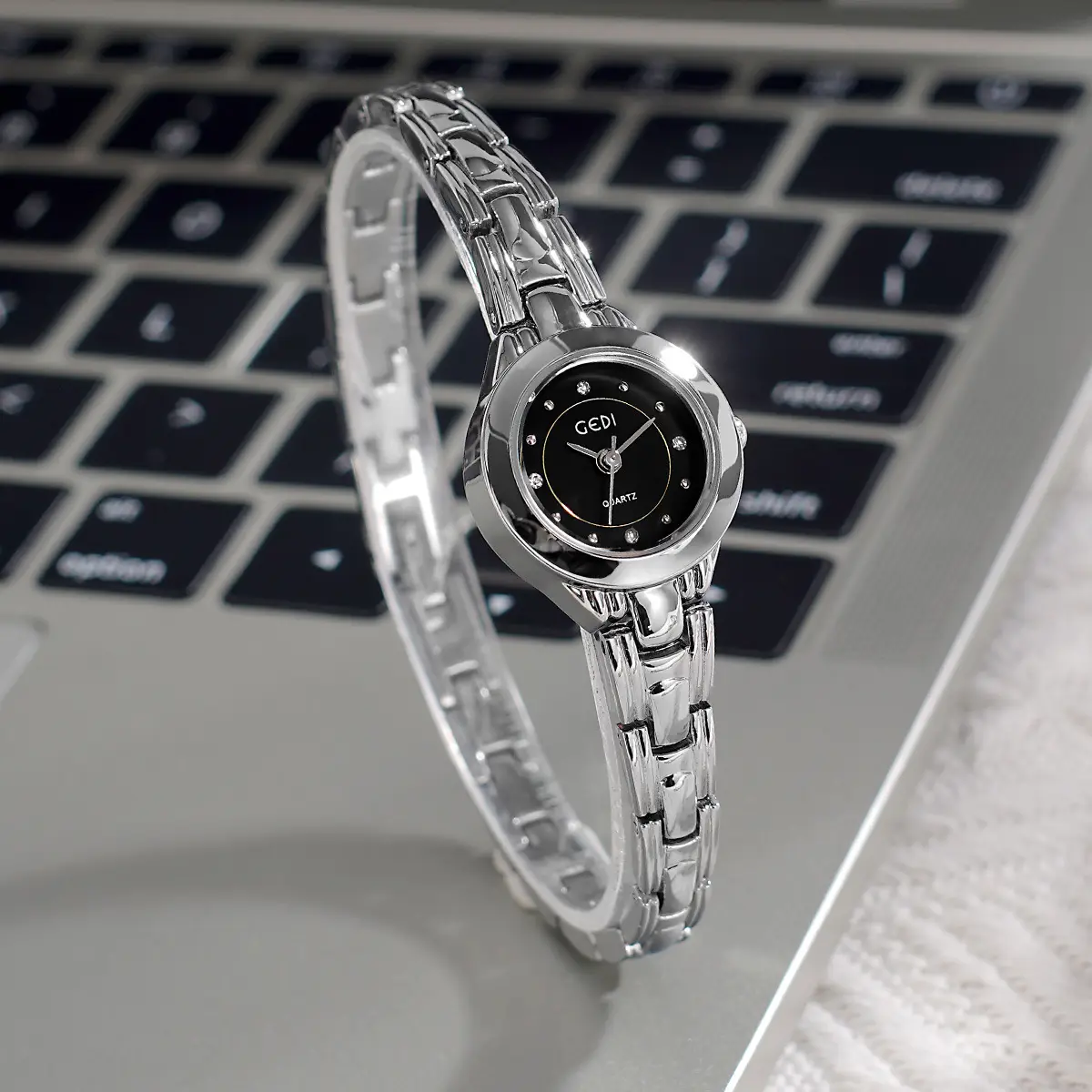 Gold Alloy Bracelet Watch with High-End Diamonds for Women