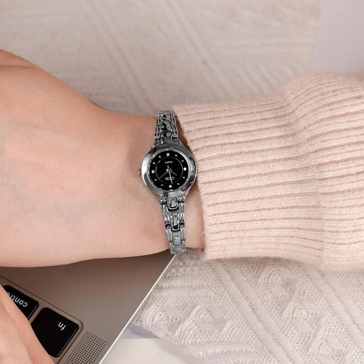Gold Alloy Bracelet Watch with High-End Diamonds for Women