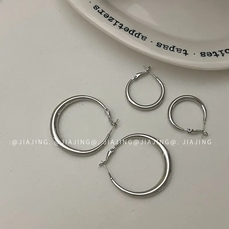 Cold Style Piece Ring Earrings Retro Circle Earrings 925 Silver Needle Niche High-end Temperament Light Luxury Style Simple Female ~