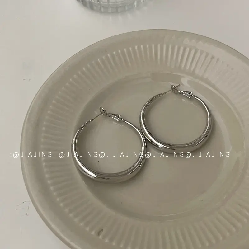 Cold Style Piece Ring Earrings Retro Circle Earrings 925 Silver Needle Niche High-end Temperament Light Luxury Style Simple Female ~