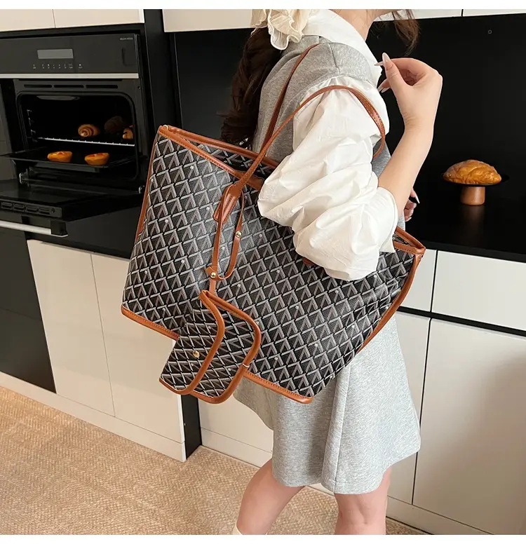 Retro Printed Quilted Shoulder Bag with Letter Commuting Design — feature 18