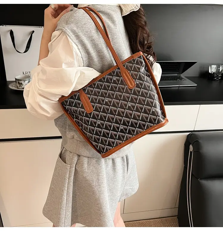 Retro Printed Quilted Shoulder Bag with Letter Commuting Design — feature 21