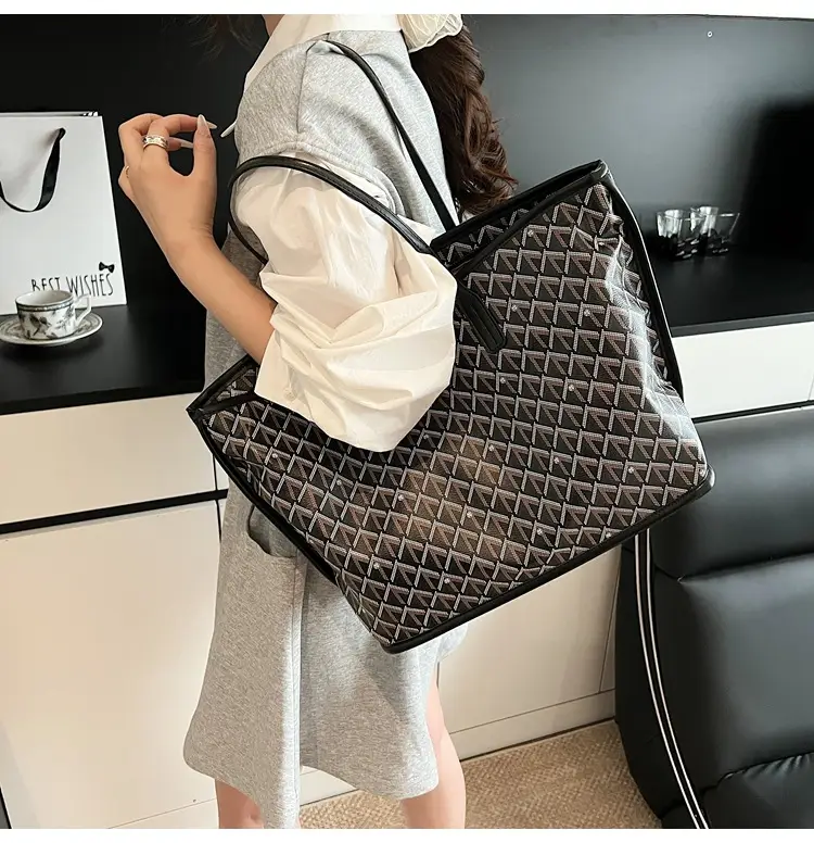 Retro Printed Quilted Shoulder Bag with Letter Commuting Design — feature 25