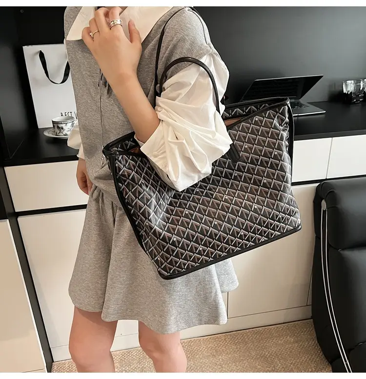 Retro Printed Quilted Shoulder Bag with Letter Commuting Design — feature 26