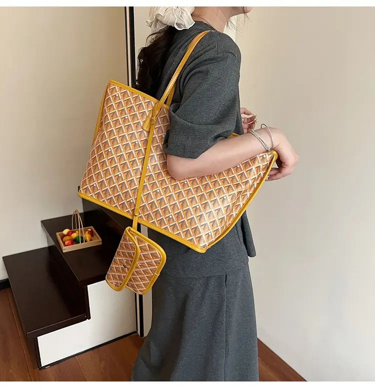 Retro Printed Quilted Shoulder Bag with Letter Commuting Design — feature 28