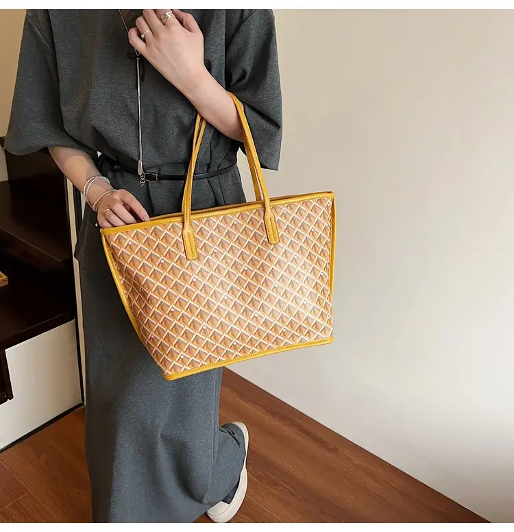 Retro Printed Quilted Shoulder Bag with Letter Commuting Design — feature 29