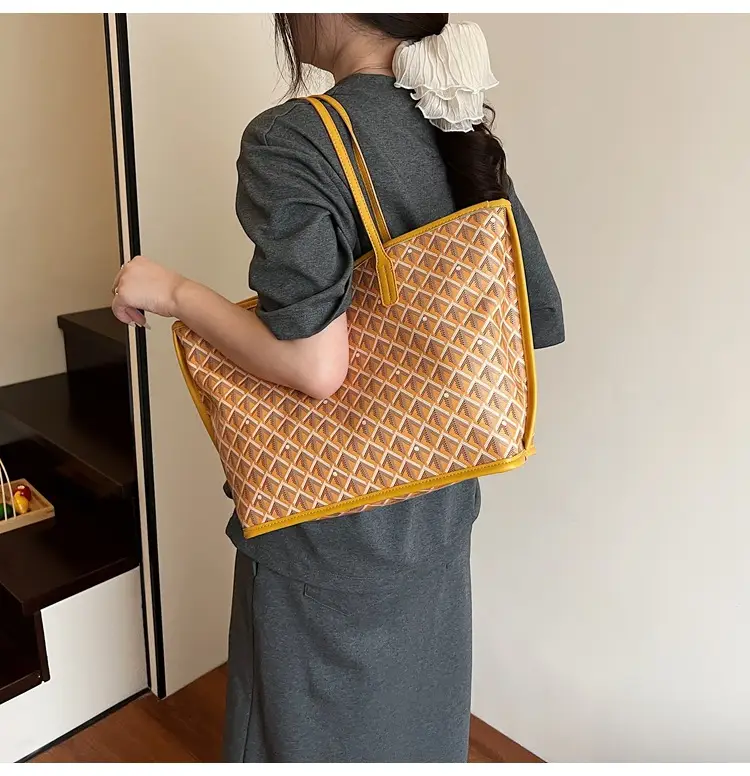 Retro Printed Quilted Shoulder Bag with Letter Commuting Design — feature 30