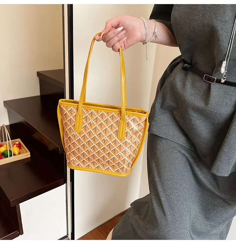 Retro Printed Quilted Shoulder Bag with Letter Commuting Design — feature 31