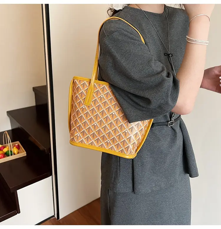 Retro Printed Quilted Shoulder Bag with Letter Commuting Design — feature 32
